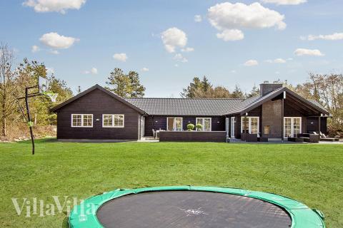 Till den trevliga sommarstugan nr 342 i Vestjylland erbjuds en mängd utomhusaktiviteter, t.ex. lektorn och gungor