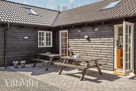 Lyxstuga nr 342 har en härlig terrass med sköna trädgårdsmöbler för 24 personer.