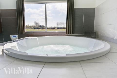 Njut av spabadets värme i lyxstuga nr 343 i Lolland/Falster/Møn