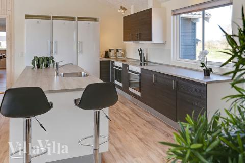 Köket i lyxstuga nr 343 är utrustat så att ni kan laga mat till 20 personer.