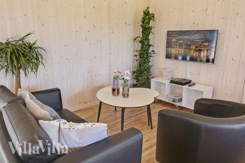 Det stora ljusa vardagsrummet i lyxstuga nr 343 för 20.