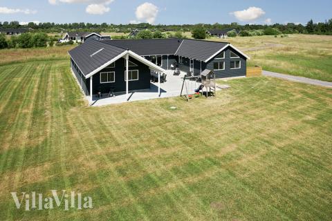 Den praktfulla poolstugan nr 343 med plats för 20 personer ligger i Lolland/Falster/Møn