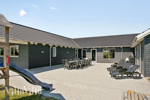 Njut av en grillkväll på terrassen i lyxstuga nr 343 i Lolland/Falster/Møn