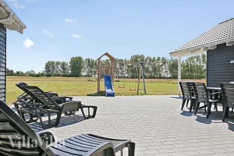 Lyxstuga nr 343 har en härlig terrass med sköna trädgårdsmöbler för 20 personer.