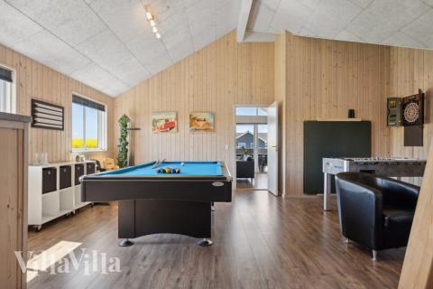 Aktivitetsrum i lyxstuga nr 345 med 6 sovrum och plats för 16 personer.