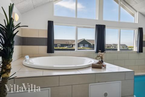 Njut av spabadets värme i lyxstuga nr 345 i Fyn och öar