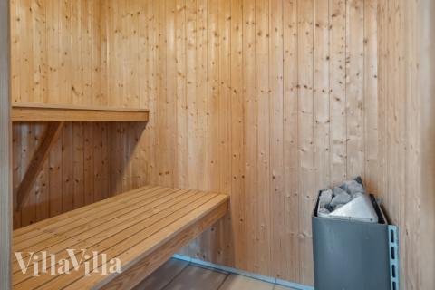 Njut av bastuvärmen i lyxstuga nr 345 för 16 personer