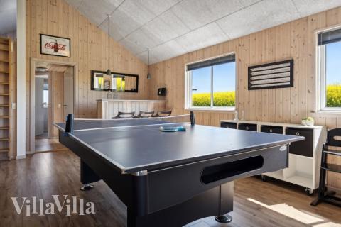 Lyxstuga 345 för 16 personer har ett stort aktivitetsrum med bl.a. biljard och dart