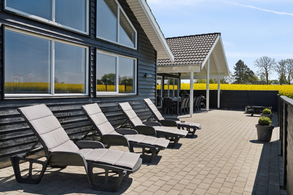 Stor terrass i lyxstuga nr 345 i Fyn och öar.