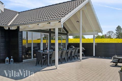 Njut av en grillkväll på terrassen i lyxstuga nr 345 i Fyn och öar