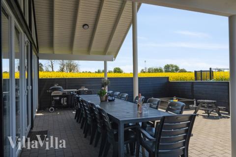 På terrassen i sommarhus nr 345 finns det plats för upp till 16 gäster.