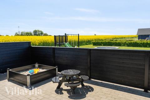 Till den trevliga sommarstugan nr 345 i Fyn och öar erbjuds en mängd utomhusaktiviteter, t.ex. lektorn och gungor