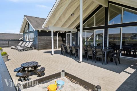 Lyxstuga nr 345 har en härlig terrass med sköna trädgårdsmöbler för 16 personer.