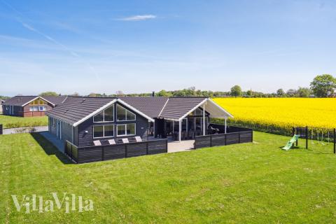 Den tjusiga sommarstugan nr 345 med gott om plats för upp till 16 personer