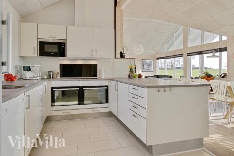 Köket i lyxstuga nr 345 är utrustat så att ni kan laga mat till 16 personer.