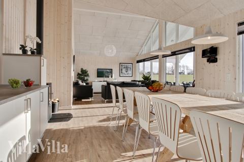 Det stora ljusa vardagsrummet i lyxstuga nr 345 för 16.