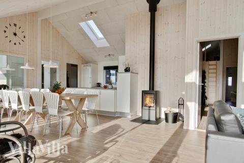 Vardagsrummet i lyxstuga nr. 345 har plats för 16 personer.