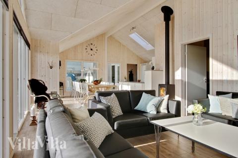 Ni kan sitta 16 personer tillsammans i vardagsrummet när ni besöker lyxhus nr 345 i Fyn och öar.