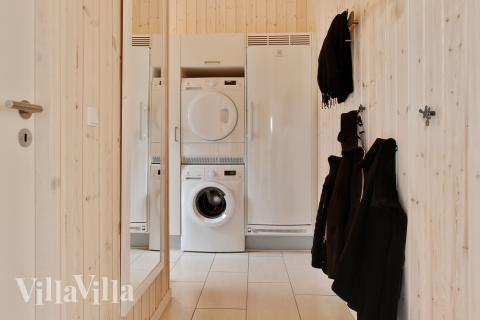 Den rymliga entrén i lyxstuga nr 345 i Fyn och öar