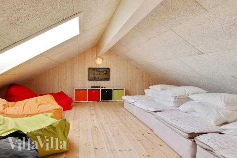 Några av de 16 sovplatserna finns på loftet i lyxstuga nr 345