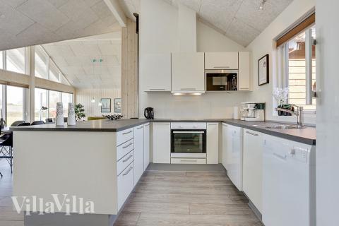 Köket i lyxstuga nr 344 är utrustat så att ni kan laga mat till 16 personer.