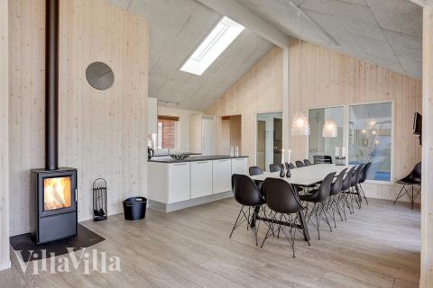 Det stora ljusa vardagsrummet i lyxstuga nr 344 för 16.