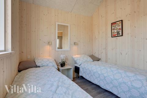 Ett av de 6 utmärkta sovrummen i lyxstuga nr 344 i Fyn och öar.