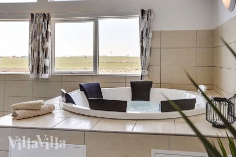 Njut av spabadets värme i lyxstuga nr 344 i Fyn och öar