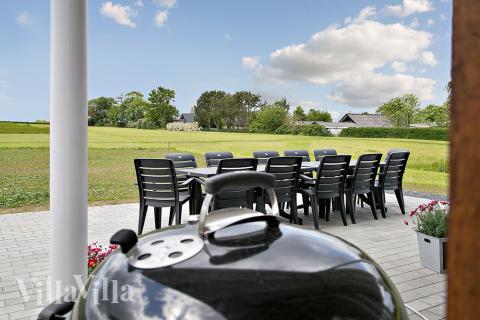 Njut av en grillkväll på terrassen i lyxstuga nr 344 i Fyn och öar