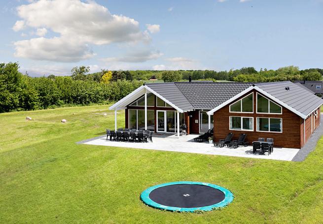 I huset finns aktiviteter för alla åldrar och det finns plats för 16 personer.