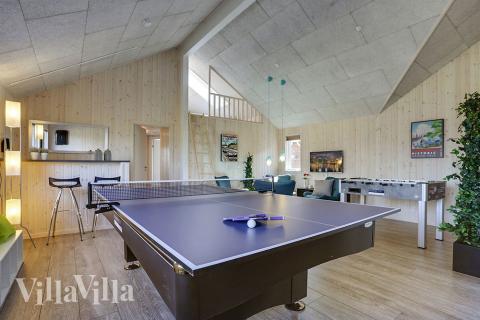 Lyxstuga 344 för 16 personer har ett stort aktivitetsrum med bl.a. biljard och dart