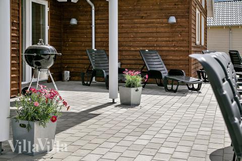 På terrassen i sommarhus nr 344 finns det plats för upp till 16 gäster.