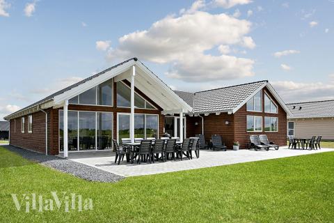 Lyxstuga nr 344 har en härlig terrass med sköna trädgårdsmöbler för 16 personer.