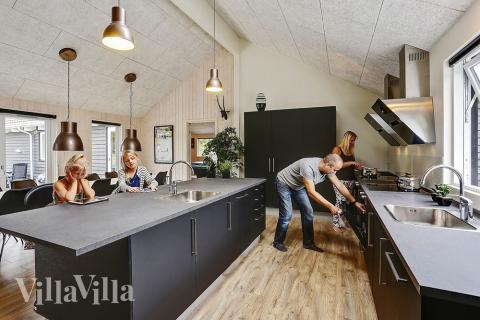 Köket i lyxstuga nr 346 är utrustat så att ni kan laga mat till 22 personer.