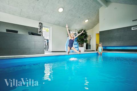 Sommarstuga 346 är inredd med en smakfull poolavdelning som har vattenrutschbana, ett stort inbyggt spapad och bastu