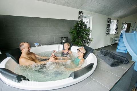 Njut av spabadets värme i lyxstuga nr 346 i Nordsjälland