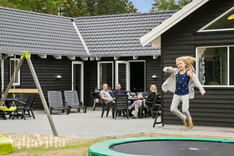 Till den trevliga sommarstugan nr 346 i Nordsjälland erbjuds en mängd utomhusaktiviteter, t.ex. lektorn och gungor