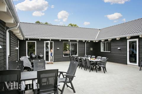 Njut av en grillkväll på terrassen i lyxstuga nr 346 i Nordsjälland