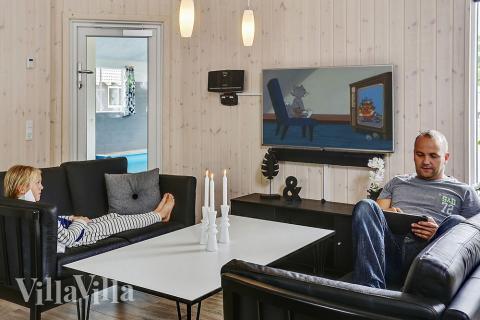 Vardagsrummet i lyxstuga nr. 346 har plats för 22 personer.