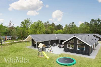 Den praktfulla poolstugan nr 346 med plats för 22 personer ligger i Nordsjälland