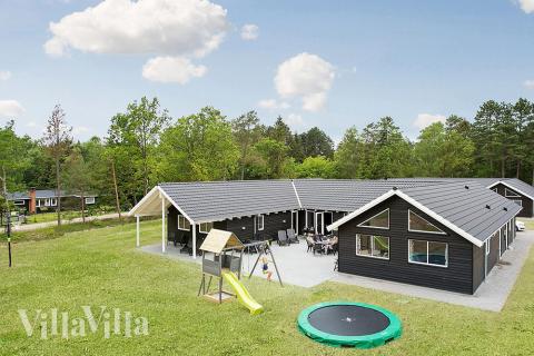 Den praktfulla poolstugan nr 346 med plats för 22 personer ligger i Nordsjälland