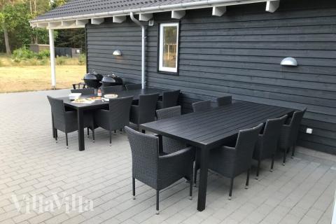 På terrassen i sommarhus nr 346 finns det plats för upp till 22 gäster.