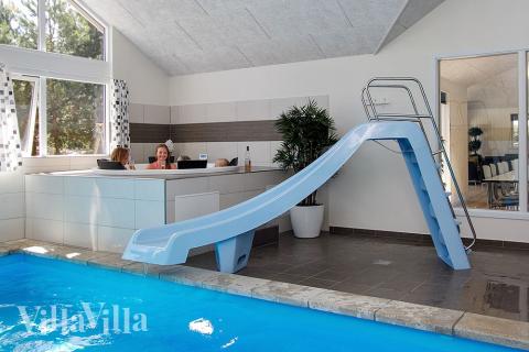 Njut av spabadets värme i lyxstuga nr 347 i Bornholm