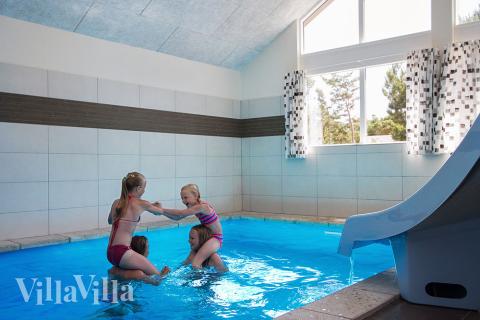 Den härliga poolen i lyxstuga nr 347 för 18 personer