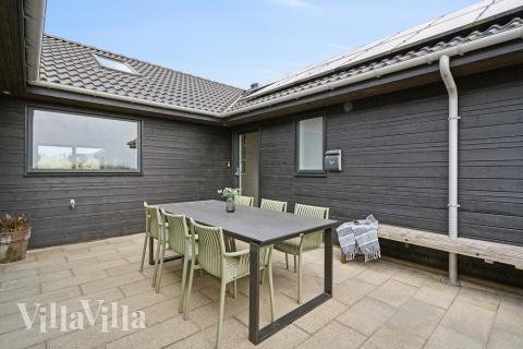 Den praktfulla poolstugan nr 348 med plats för 20 personer ligger i Vestjylland