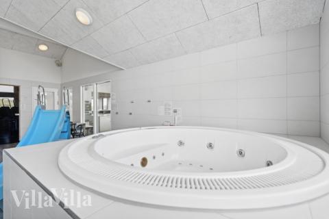 Det finns bubbelpool och 7 sovrum i lyxstuga nr 348.