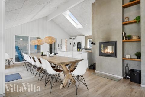 Det stora ljusa vardagsrummet i lyxstuga nr 348 för 20.