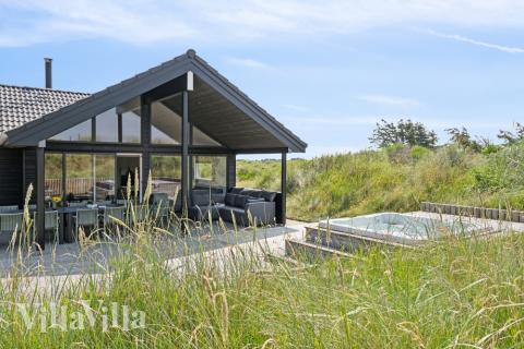 Lyxstuga nr 348 har en härlig terrass med sköna trädgårdsmöbler för 20 personer.