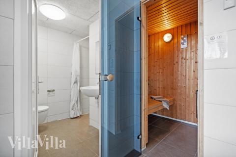 Lyxstuga nr 348 är bland annat utrustad med en härlig bastu.