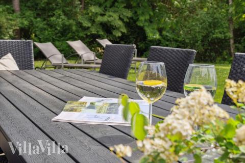 På terrassen i sommarhus nr 352 finns det plats för upp till 14 gäster.